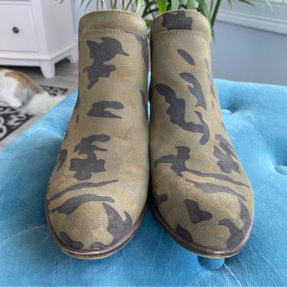 Women’s Lucky Brand Camo Booties size 9 - Picture 2 of 7